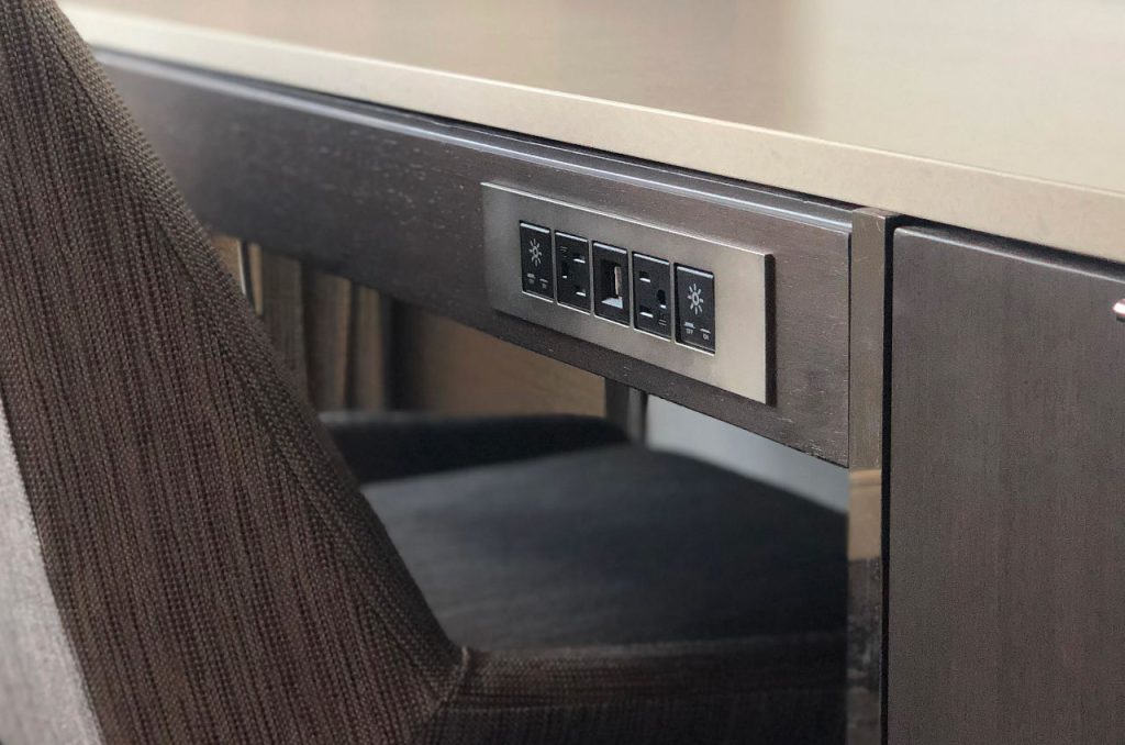 metro-light-and-power-outlets-built-into-hotel-desk